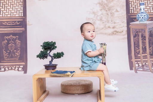 哈密宝宝边吃奶边挣扎烦躁